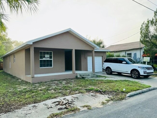 Building Photo - 827 N Florence Ave