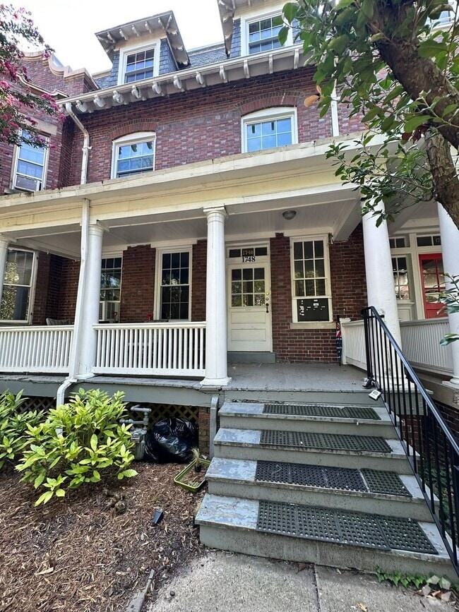 Building Photo - Walkout 1BR Basement Condo in the Heart of... Unit 4