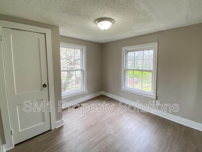 Photo - 915 Willow Rd