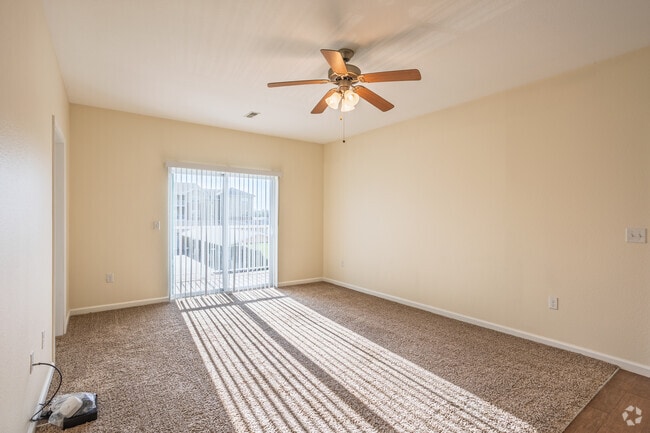 2BR, 2BA - 1033SF - Living Room