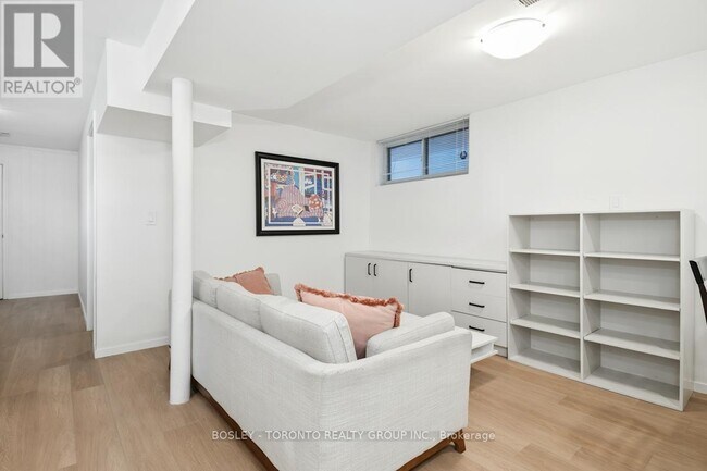 Photo - 146 Earlscourt Ave