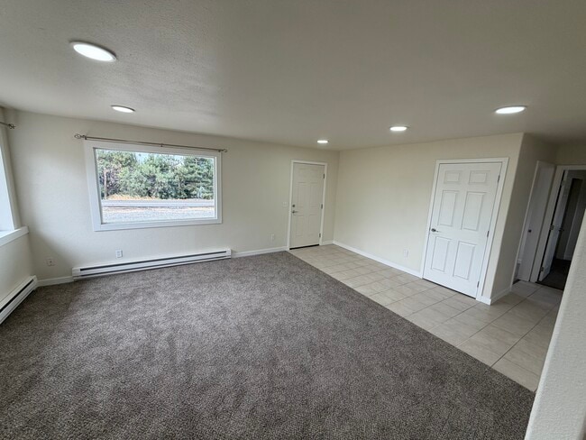 living room - 404 West Klickitat ave Unit 2