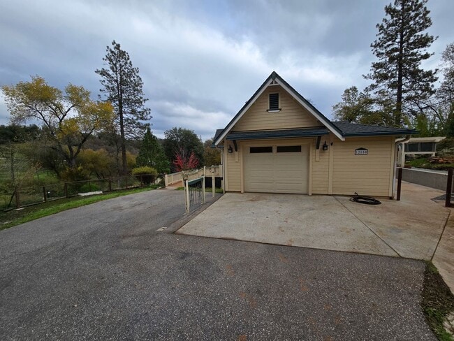 Photo - Cute 2 Bedroom House with Lovely Pond and ...