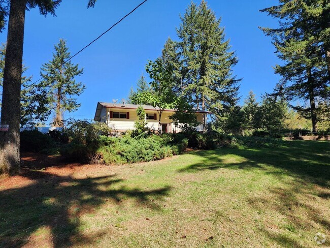 Building Photo - Large 4 +1 bed home with Valley Views on 5...