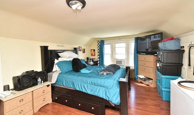 3077 Main St