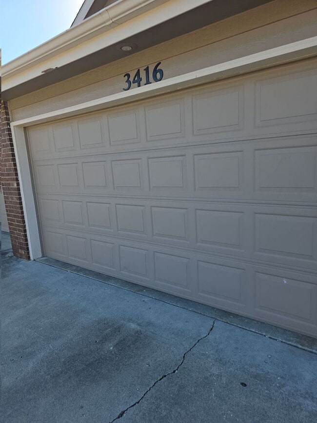 Building Photo - Great 3 Bed 2 Bath 2 Car Garage Split Level Duplex- Pets ok!