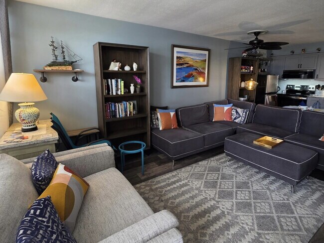 "Charming furnished 2-Bed Condo Retreat in Holiday, FL – Cozy 825 Sq Ft of Comfort!"