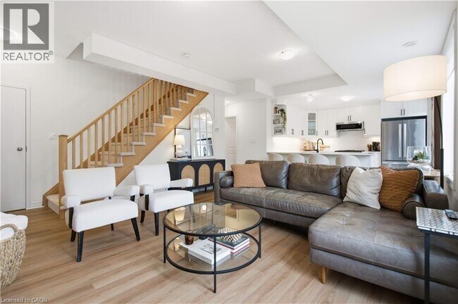Photo - 383 Dundas St E