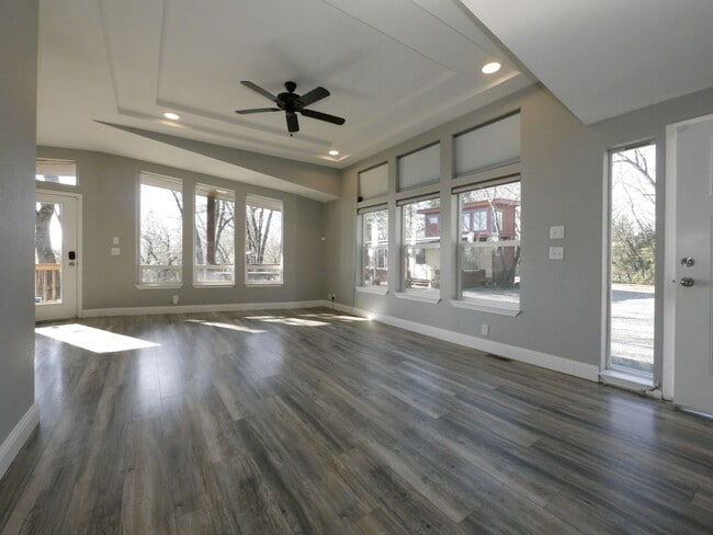 Photo - 916 Simpson Rd