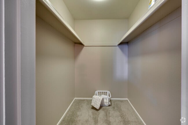 Walk-In Closet 1BR, 1BA - 600SF