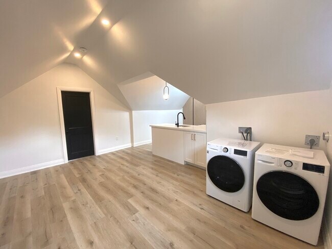 Photo - 210 Burlington St E Unit 2