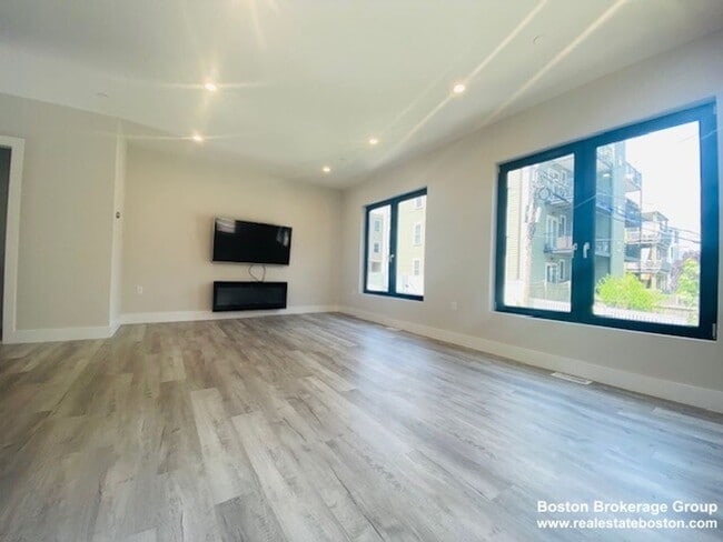 Photo - Beautiful south end 5 bed 3.5 baths.....