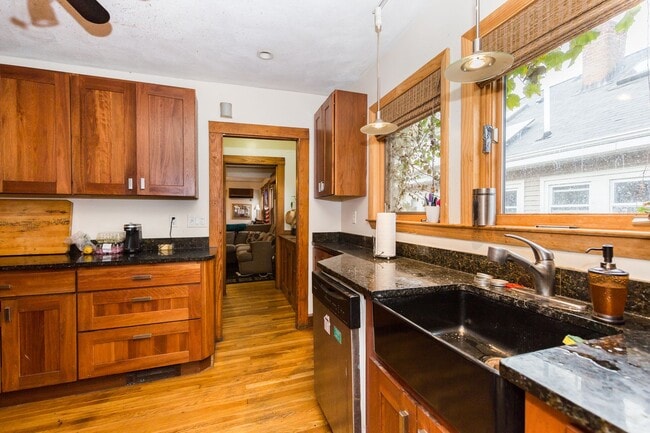 Photo - HUGE MISSION 6 BED WITH CENTRAL AIR ~ EASY TRAIN ACCESS