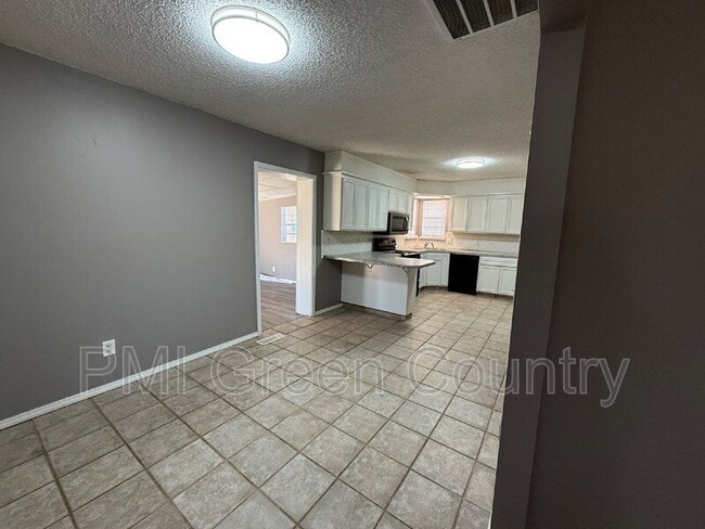 Photo - 306 E 3rd St