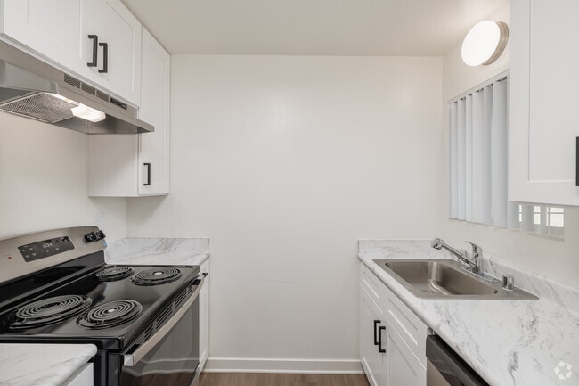 2BR, 2BA - 855SF - Kitchen