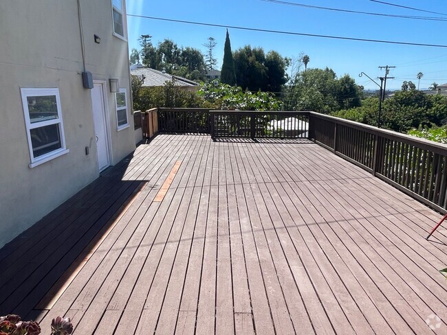 Building Photo - 2 bedrooms remodeled duplex with a spaciou... Rental