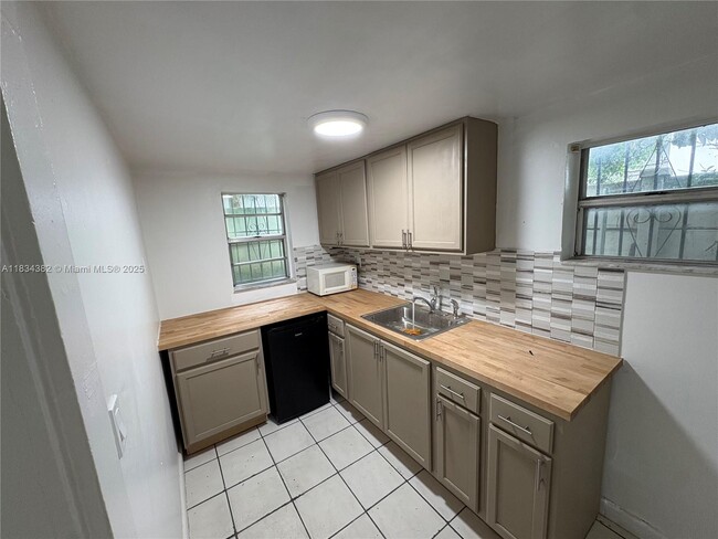 Building Photo - 812 SW 19th Ave Unit 1 Rental