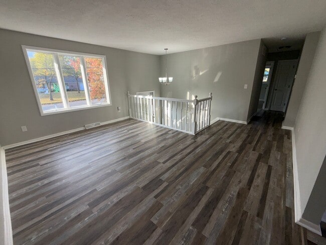 Building Photo - 4 BEDROOMS AND 2 FULL BATHROOMS