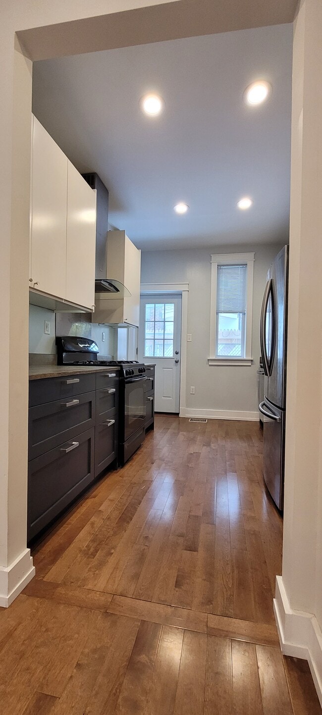Photo - 838 Mercer St