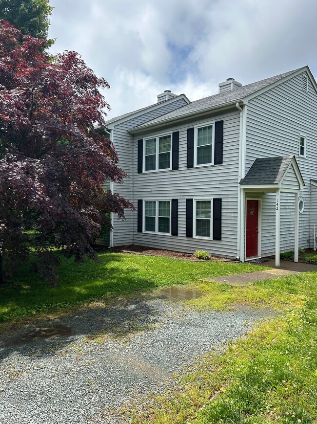 Building Photo - 142 Birdwood Ct
