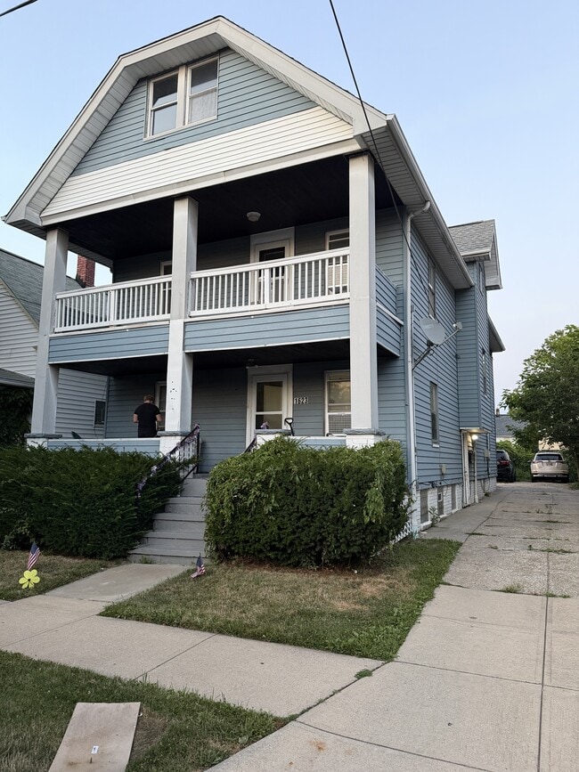 Building Photo - 1623 Hopkins Ave Unit 3