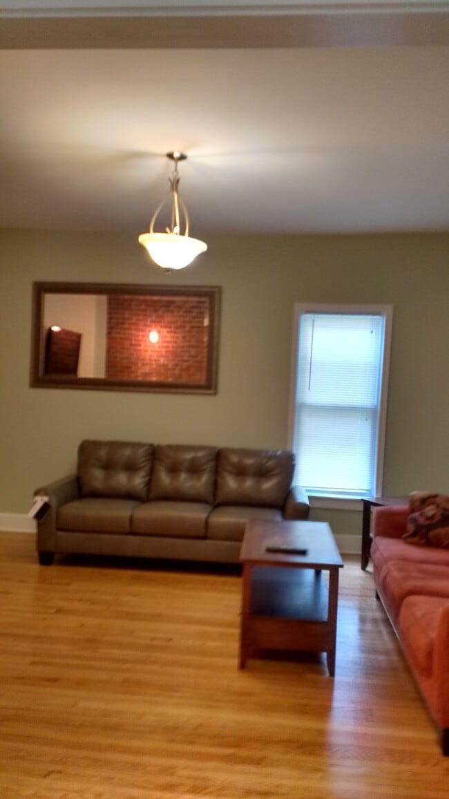 Building Photo - 137 Floral Ave Rental