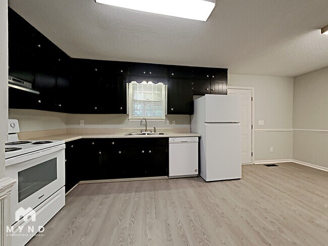 Photo - 2624 Garry St