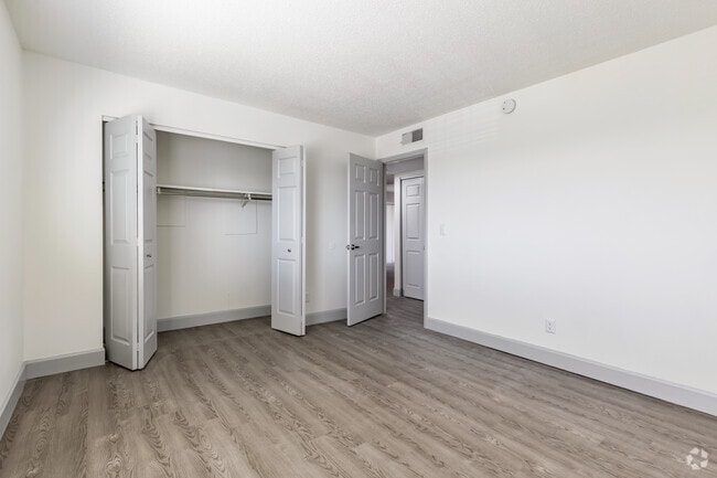 2BR, 2BA - 1,100SF - Nordica Bay