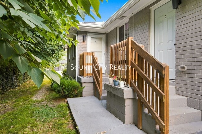 Building Photo - 714 27th Ave N Unit D