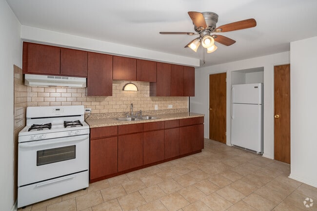 2BR, 1BA - 750SF - Kitchen - 6946 W 65th St