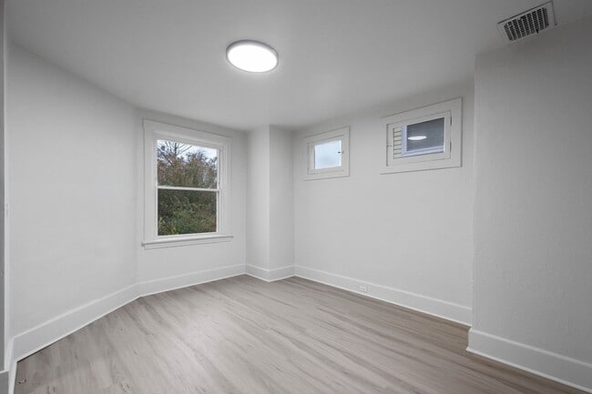 Photo - Stunning 4 Bedroom home in Carrick available May 15!