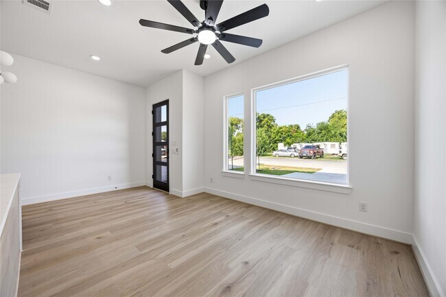 Photo - 9106 Coffee St