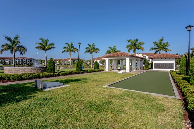 Putting Green & Cornhole