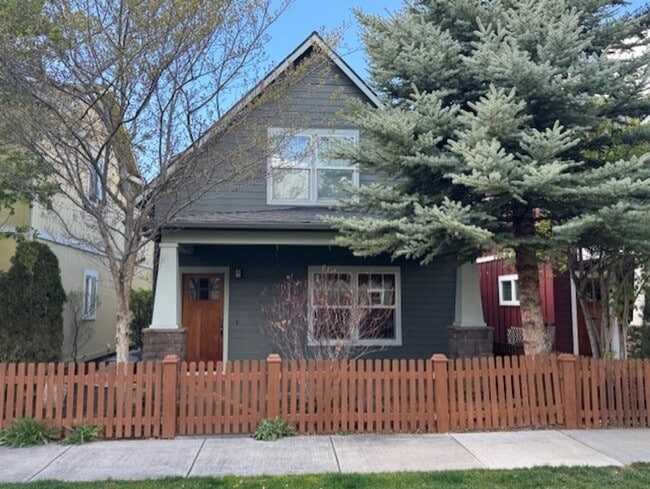 Building Photo - Close to Hospital