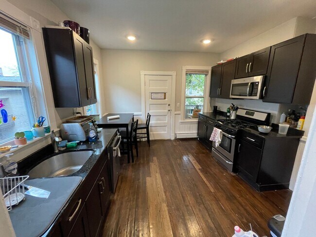 Building Photo - 10 Oswald St Unit 3