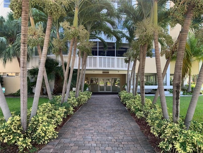 Photo - 555 Crandon Blvd Unidad 53