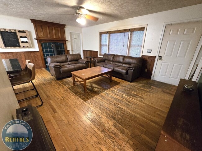 Photo - 460 White Oak Rd