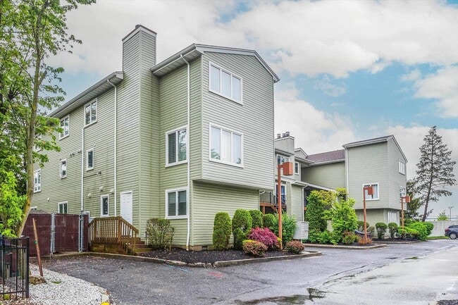 Building Photo - 700 10th St Unit 1