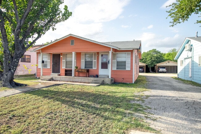 Building Photo - Cozy 1 Bed, 1 Bath Duplex A Block From Woodlawn Lake