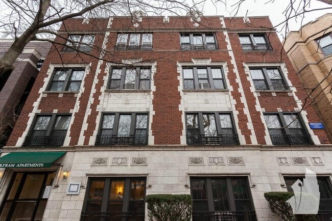 Building Photo - 838 W Wolfram St Unit 310