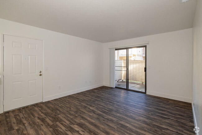 1BR, 1BA - 638SF - Living Room