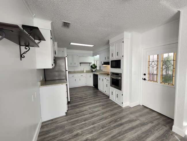 Photo - 1527 Black Forest Dr