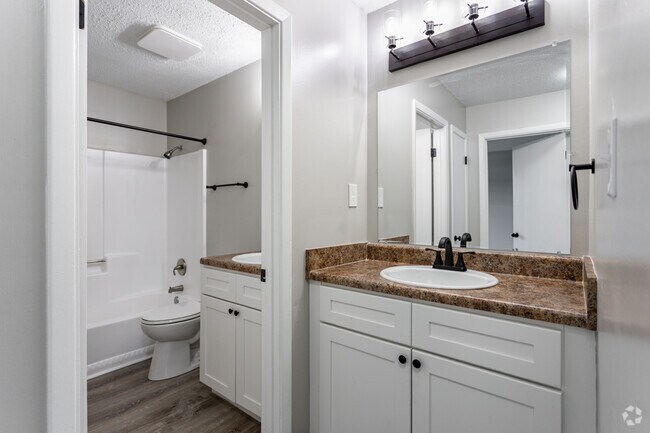 2BR, 1BA - 1,000SF - Bathroom