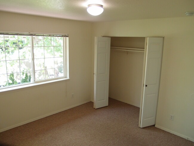 Building Photo - 3757 SE Milwaukie Ave Unit 4 Rental