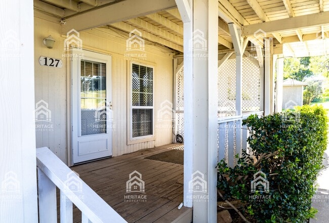 Building Photo - 91 Runaway Bay Dr