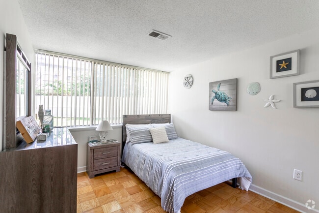 2 BR, 1 BA - 856 SF