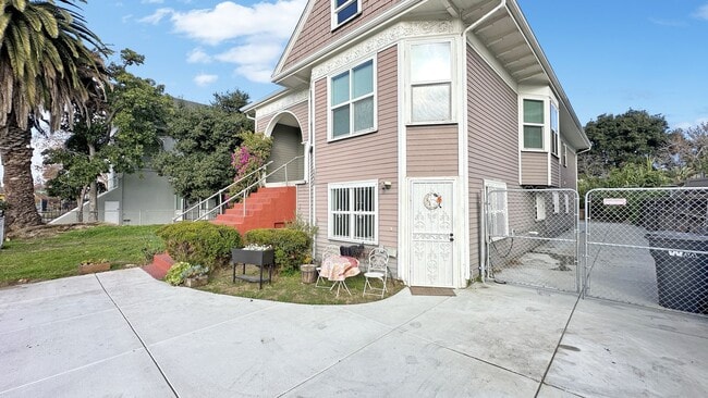 Building Photo - Well-maintained, Charming duplex – 3bd 2ba Upper-Level Unit Upper