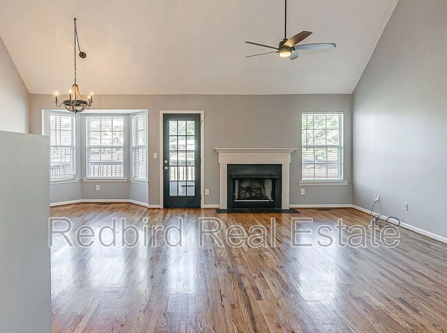 Photo - 1057 Meandering Way