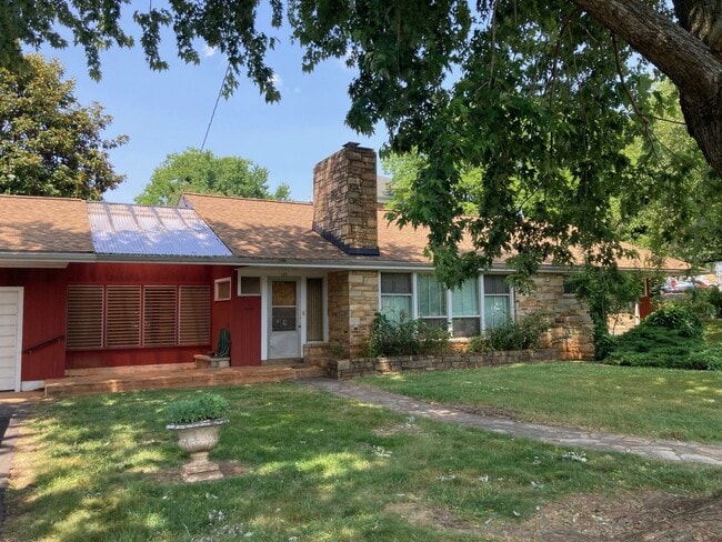 Building Photo - 4 BR/3 BA Home with Large Yard - Accepting Applications Through 4/24