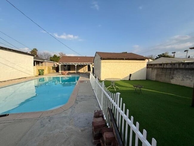 Building Photo - 6109 Riverton Ave